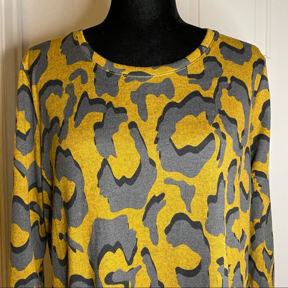LOGO Printed Asymmetric Hem Sweaterknit Top - Picture 2 of 7